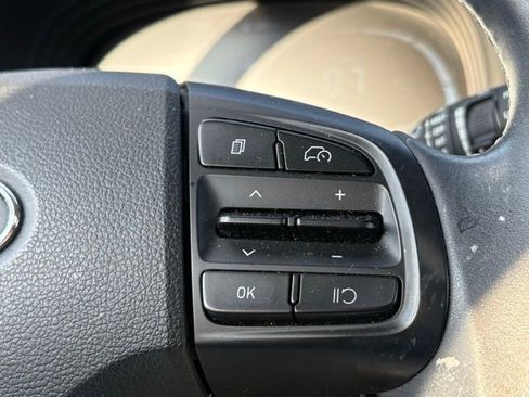 Used 2023 Hyundai Venue SEL FWD image 16