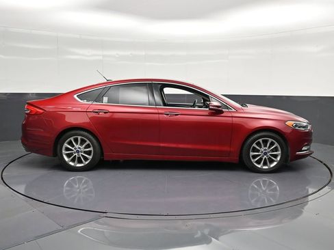 Used 2017 Ford Fusion SE w/ Fusion SE Technology Package FWD image 4
