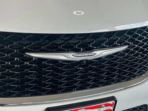 Used 2024 Chrysler Pacifica Touring-L image 17