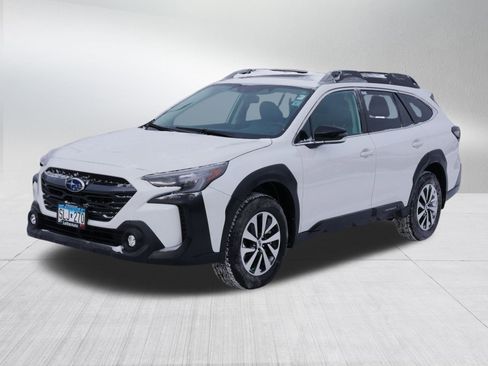 Used 2025 Subaru Outback Premium image 3