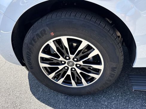 Used 2025 Ford Expedition Platinum AWD/4WD image 11