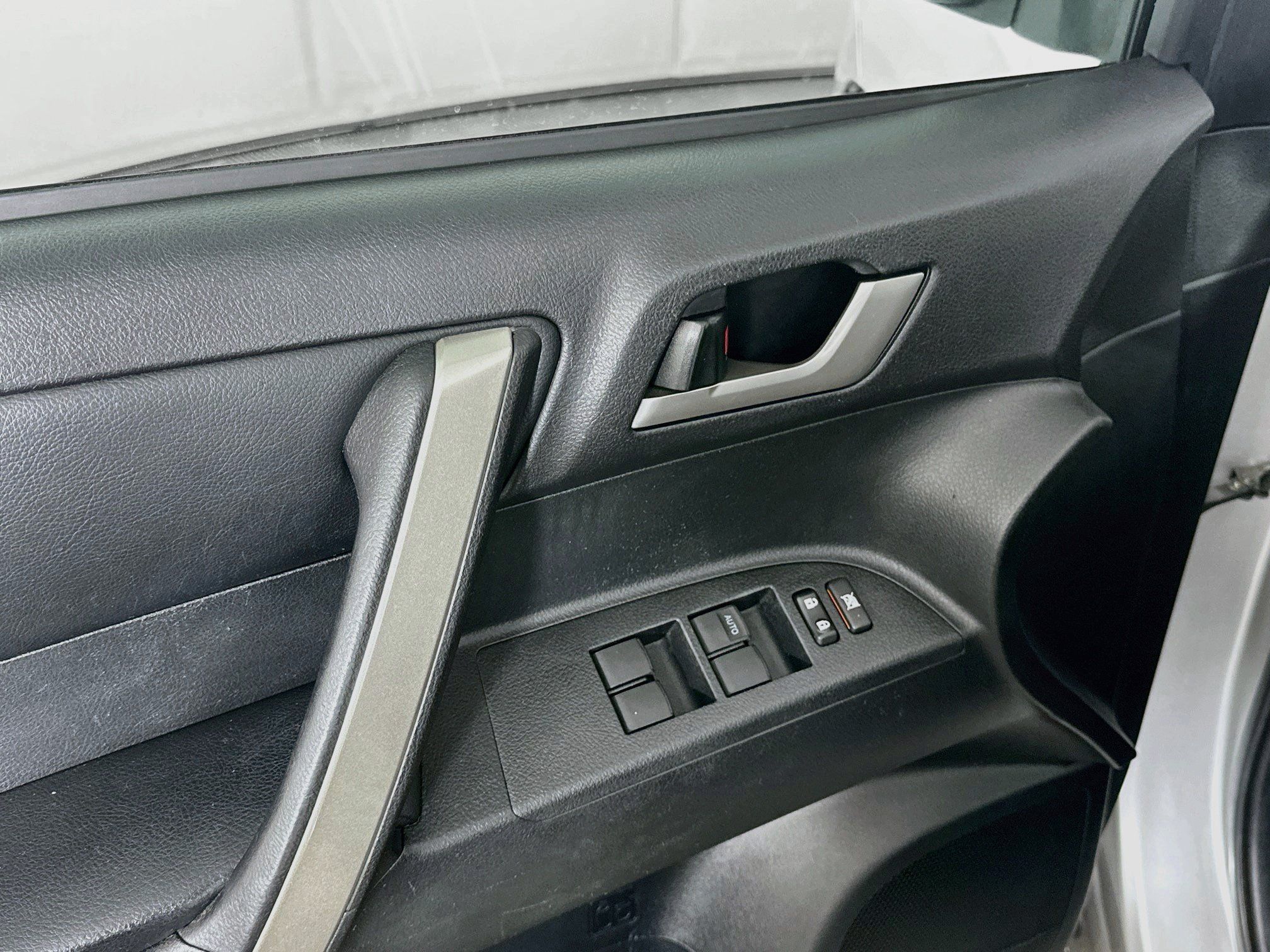 Used 2012 Toyota Highlander SE w/ Tow Pkg FWD image 15