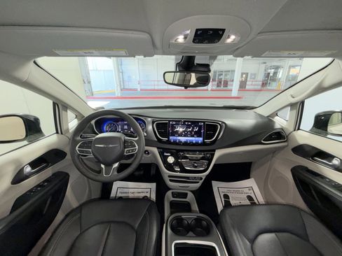 Used 2024 Chrysler Pacifica Touring-L image 22