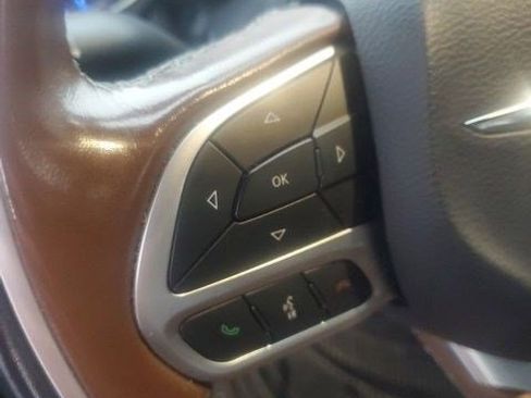 Used 2020 Chrysler Pacifica Limited w/ Advanced Safetytec Group FWD image 8