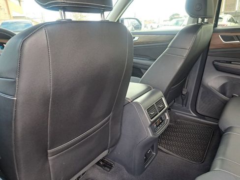 Used 2025 Volkswagen Atlas SE image 25