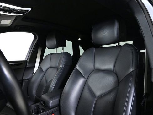 Certified 2024 Porsche Macan image 5