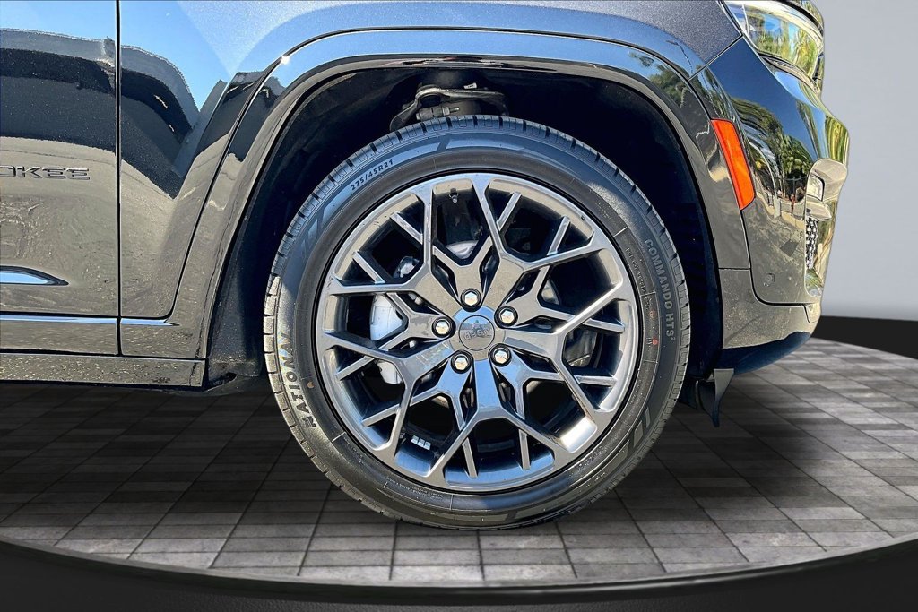 Used 2025 Jeep Grand Cherokee Summit w/ Obsidian Package AWD/4WD image 32