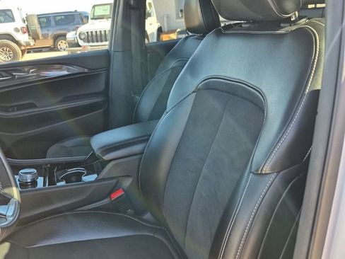 Used 2023 Jeep Grand Cherokee L Laredo AWD/4WD image 23