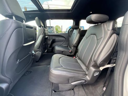 New 2026 Chrysler Pacifica Select image 11