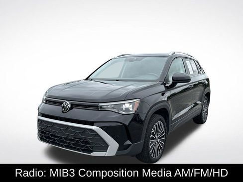 Used 2025 Volkswagen Taos SE FWD image 2