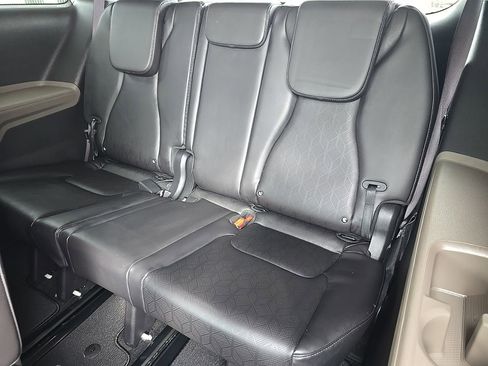 Used 2025 Kia Carnival EX FWD image 34