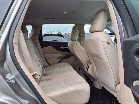 Used 2019 Jeep Cherokee Latitude w/ Cold Weather Group AWD/4WD image 24