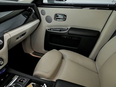 Used 2016 Rolls-Royce Ghost RWD image 40