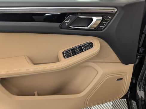 Used 2026 Porsche Macan AWD/4WD image 16