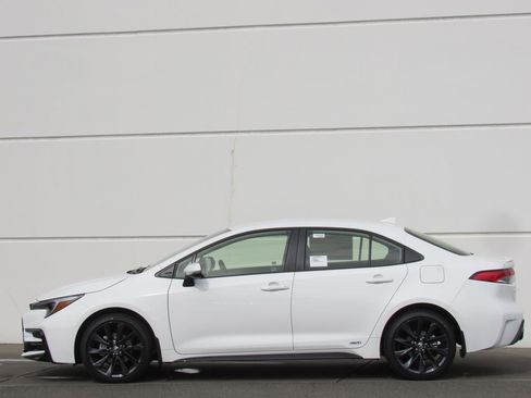 New 2026 Toyota Corolla SE w/ SE Premium Package AWD/4WD image 4