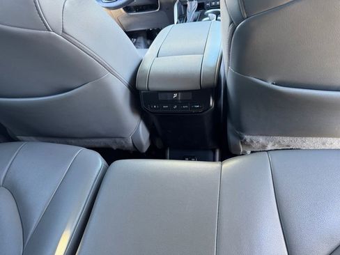 Used 2021 Toyota Highlander XLE image 28