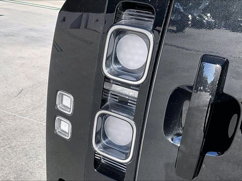 Used 2023 Land Rover Defender 110 V8 image 31