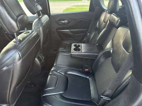 Used 2019 Jeep Cherokee Latitude Plus FWD image 19