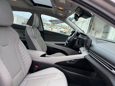 Used 2025 Hyundai Elantra Limited image 36
