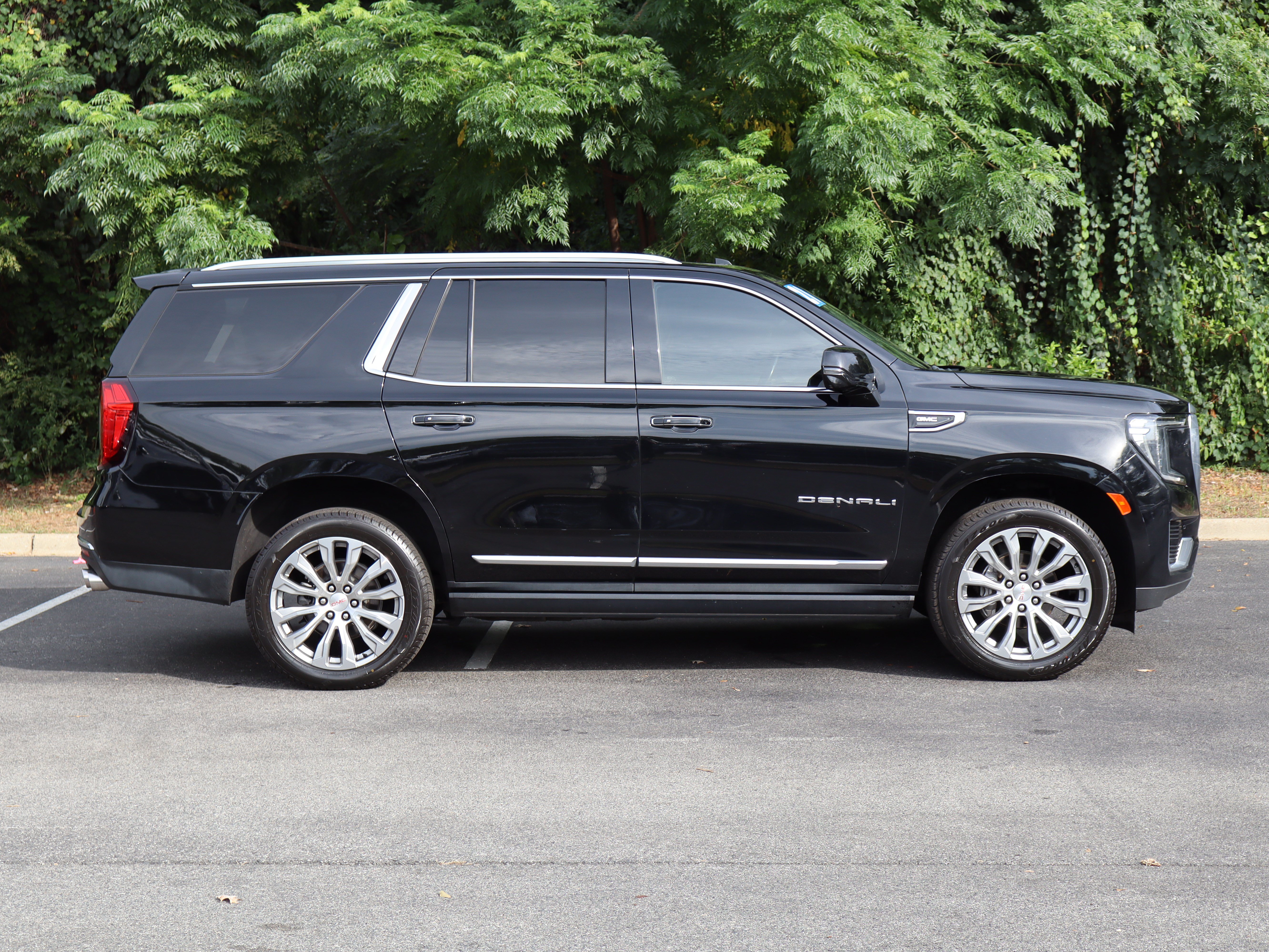 Used 2021 GMC Yukon Denali w/ Denali Premium Package RWD image 11