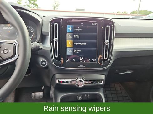 Used 2022 Volvo XC40 T5 Momentum image 13