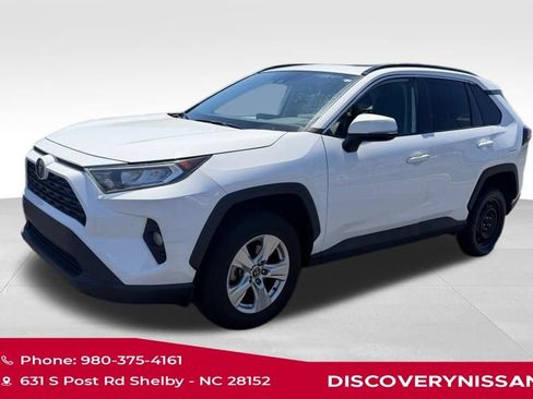 Used 2020 Toyota RAV4 XLE w/ Convenience Package FWD image 2
