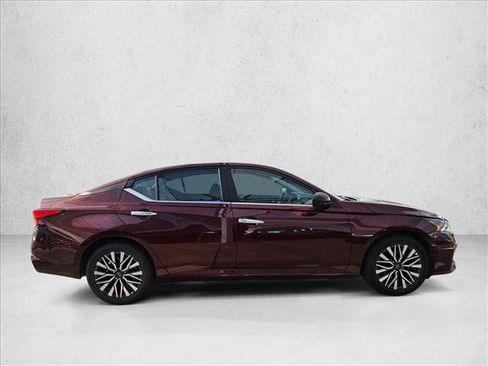 Used 2025 Nissan Altima 2.5 SV FWD image 4