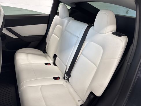 Used 2021 Tesla Model Y Long Range image 32