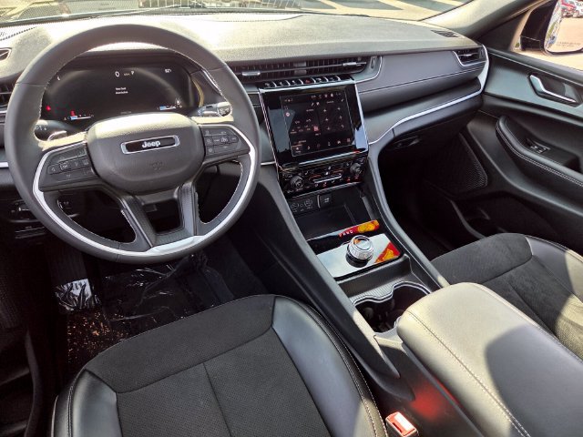 Used 2025 Jeep Grand Cherokee L Altitude AWD/4WD image 8