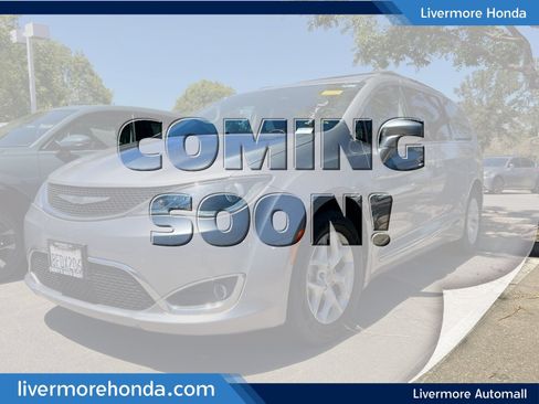 Used 2017 Chrysler Pacifica Touring-L w/ Tire & Wheel Group FWD image 1