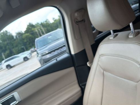 Used 2023 Ford Explorer Limited AWD/4WD image 19