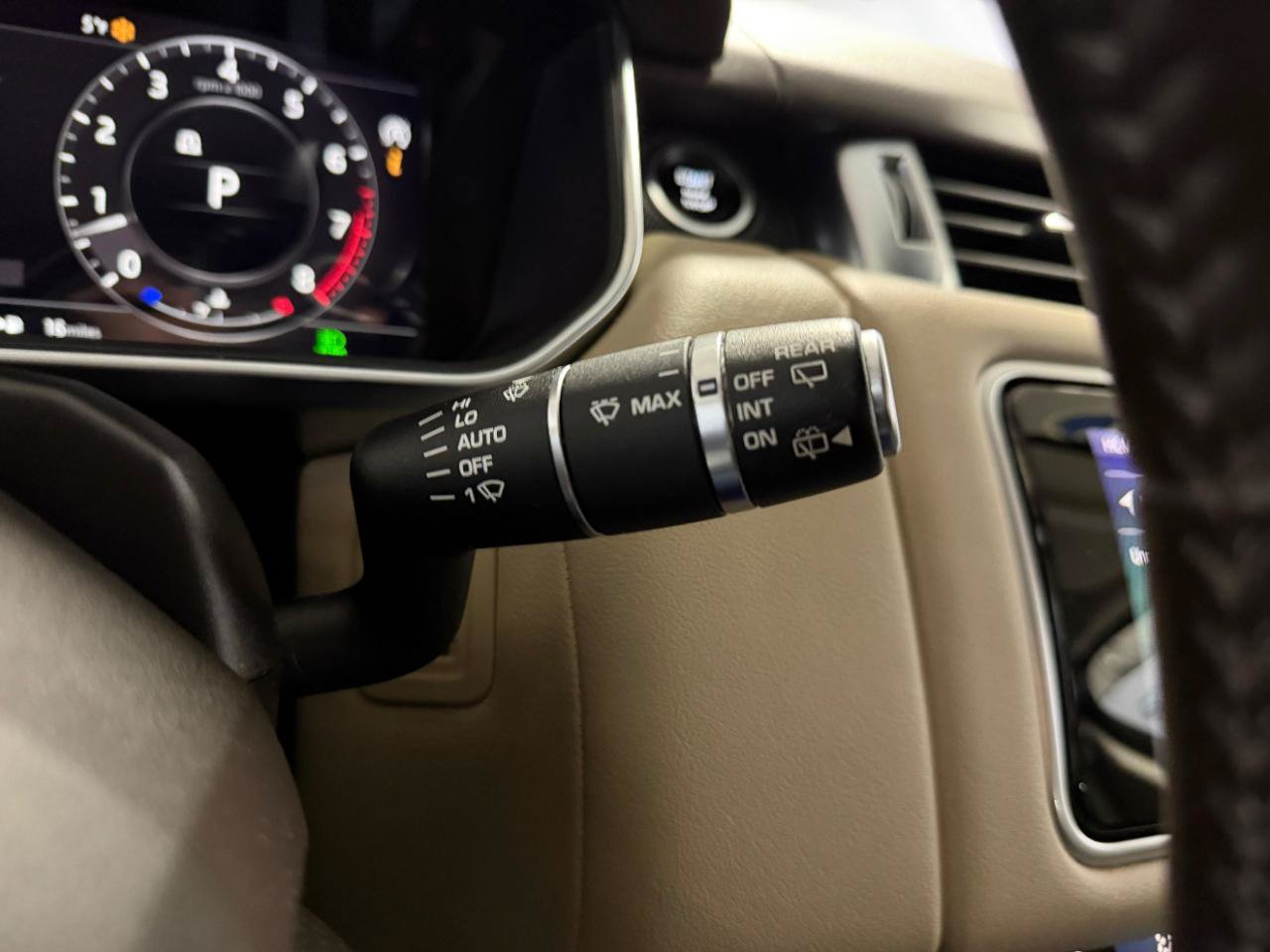 Used 2018 Land Rover Range Rover Sport HSE AWD/4WD image 32
