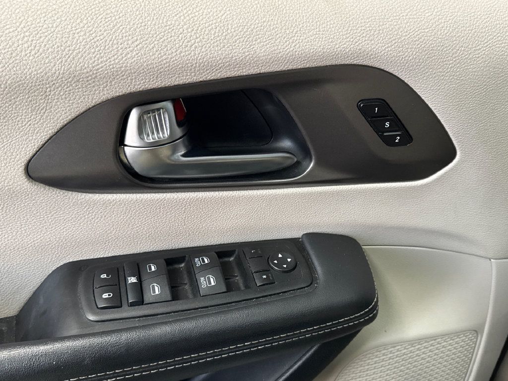 Used 2024 Chrysler Pacifica Limited FWD image 21