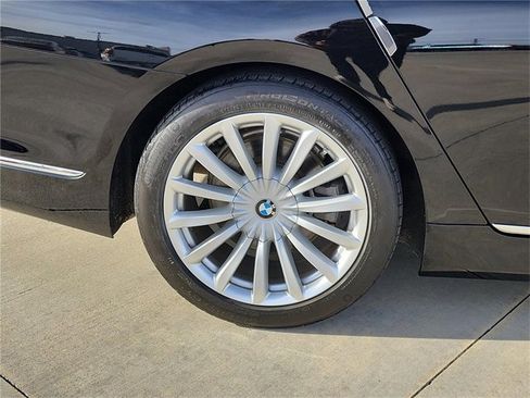 Used 2019 BMW 740i image 9
