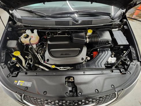 Used 2023 Chrysler Pacifica Limited FWD image 39