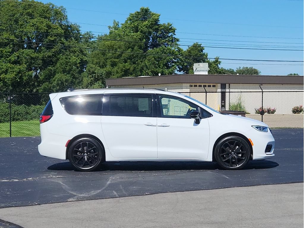 Used 2025 Chrysler Pacifica Limited FWD image 10