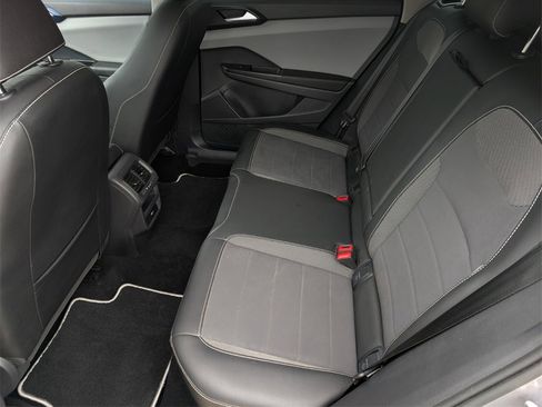 Used 2023 Volkswagen Taos SE w/ Panoramic Sunroof Package image 33