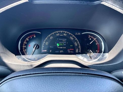 Used 2025 Toyota RAV4 XLE AWD/4WD image 25