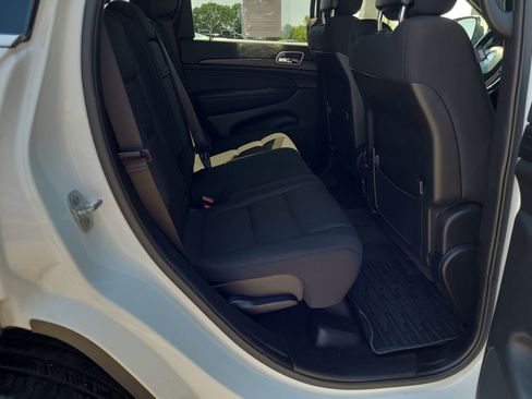 Used 2021 Jeep Grand Cherokee Laredo image 28