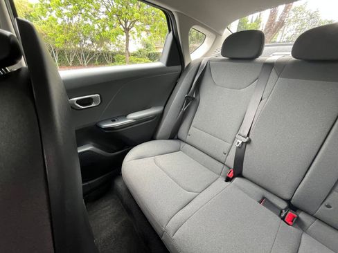 Used 2025 Kia K4 LXS image 38