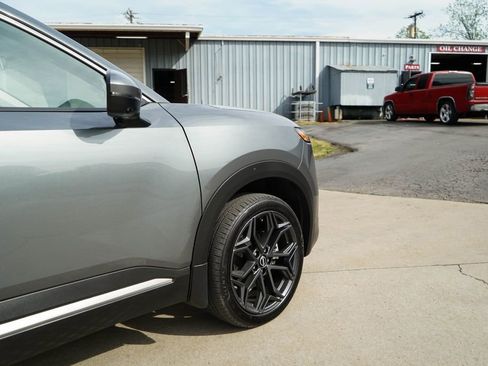 Used 2025 Nissan Kicks SR w/ SR Premium Package AWD/4WD image 12