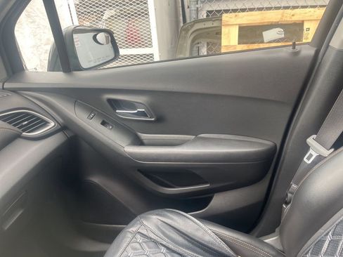 Used 2021 Chevrolet Trax LT w/ Midnight Edition image 4