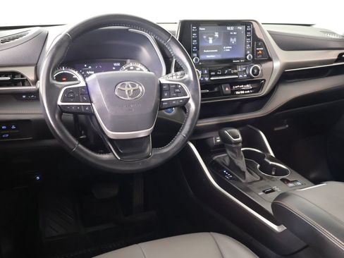 Used 2022 Toyota Highlander Bronze Edition FWD image 2