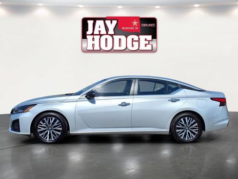 Used 2025 Nissan Altima 2.5 SV FWD image 8