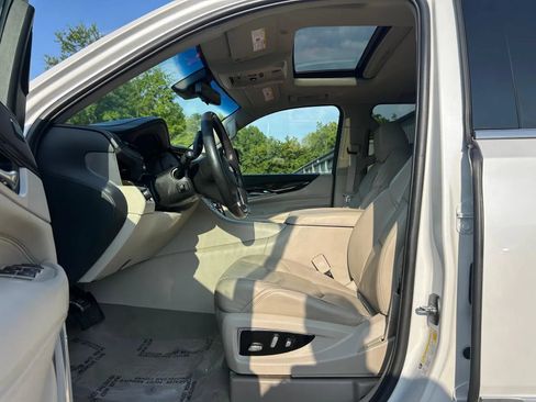 Used 2018 Cadillac Escalade Luxury RWD image 6