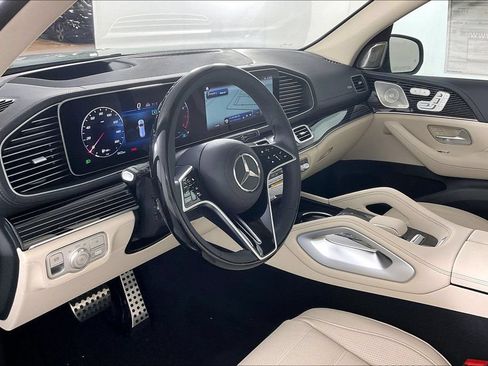 New 2026 Mercedes-Benz GLS 580 4MATIC image 6