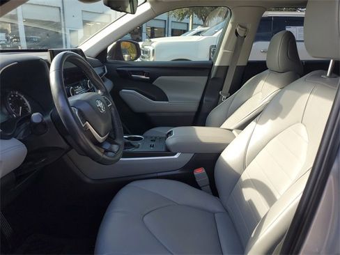 Used 2023 Toyota Highlander XLE image 18