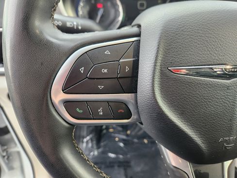 Used 2023 Chrysler Pacifica Touring-L FWD image 38