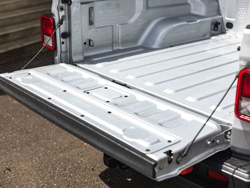 Used 2022 Jeep Gladiator Mojave w/ Trailer Tow Package AWD/4WD image 9