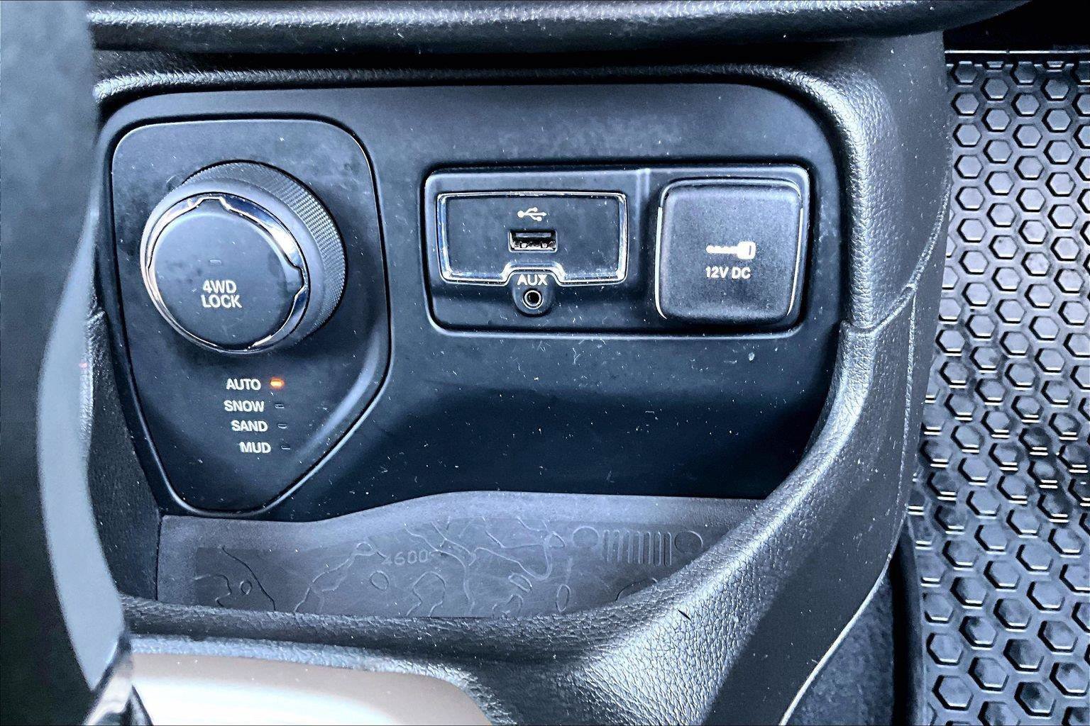Used 2017 Jeep Renegade Latitude AWD/4WD image 31